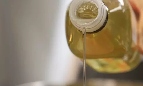 തിളച്ചുപൊങ്ങി വെളിച്ചെണ്ണ വില; ലിറ്ററിന് 400 രൂപ   കടന്നു