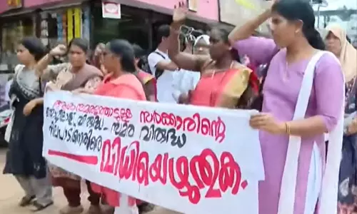 എൽഡിഎഫ് സ്ഥാനാർഥിയെ പരാജയപ്പെടുത്തണമെന്നാവശ്യപ്പെട്ട്  നിലമ്പൂരിൽ ആശമാരുടെ പ്രചാരണം