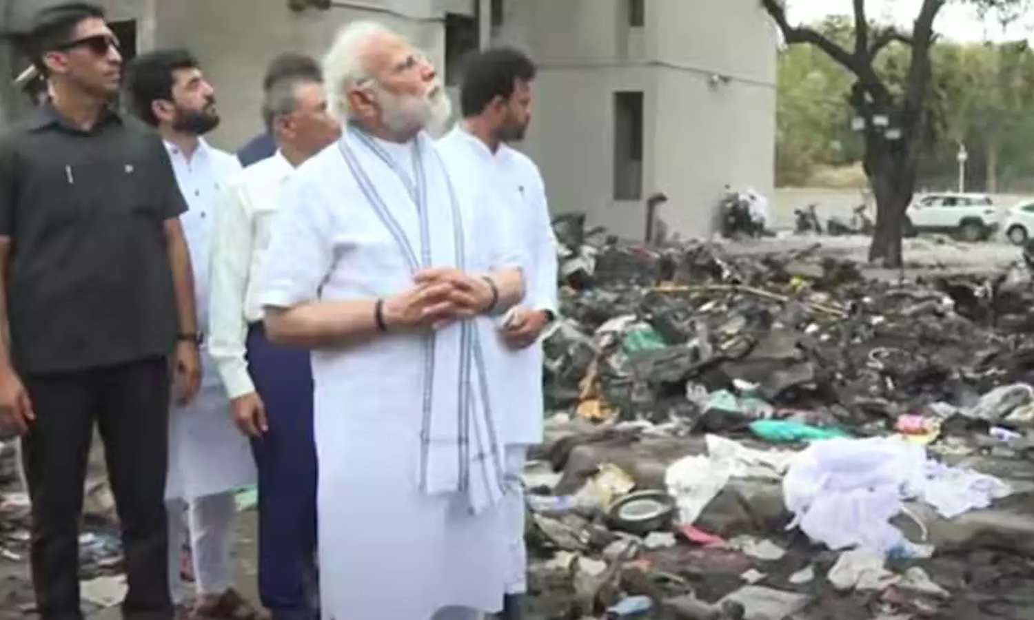 പ്രധാനമന്ത്രി നരേന്ദ്രമോദി അഹമ്മദാബാദിൽ, ആശുപത്രിയിലെത്തി പരിക്കേറ്റവരെ സന്ദർശിച്ചു പ്രധാനമന്ത്രി നരേന്ദ്രമോദി അഹമ്മദാബാദിൽ, ആശുപത്രിയിലെത്തി പരിക്കേറ്റവരെ സന്ദർശിച്ചു