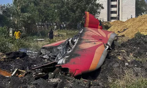 അഹമ്മദാബാദ് വിമാനാപകടം: മരണം 265 ആയി, 24 പേർ ബിജെ കോളജ് വിദ്യാർഥികൾ ഉൾപ്പെടെയുള്ളവർ അഹമ്മദാബാദ് വിമാനാപകടം: മരണം 265 ആയി, 24 പേർ ബിജെ കോളജ് വിദ്യാർഥികൾ ഉൾപ്പെടെയുള്ളവർ