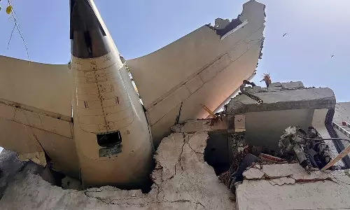 അഹമ്മദാബാദ് വിമാനാപകടം: പക്ഷിയിടിച്ചതാവാമെന്ന് വ്യോമയാന മന്ത്രാലയം; ടേക്ക് ഓഫ് ചെയ്തിട്ടും ചക്രങ്ങൾ താഴ്ന്നിരുന്നതിലടക്കം സംശയം ബാക്കി