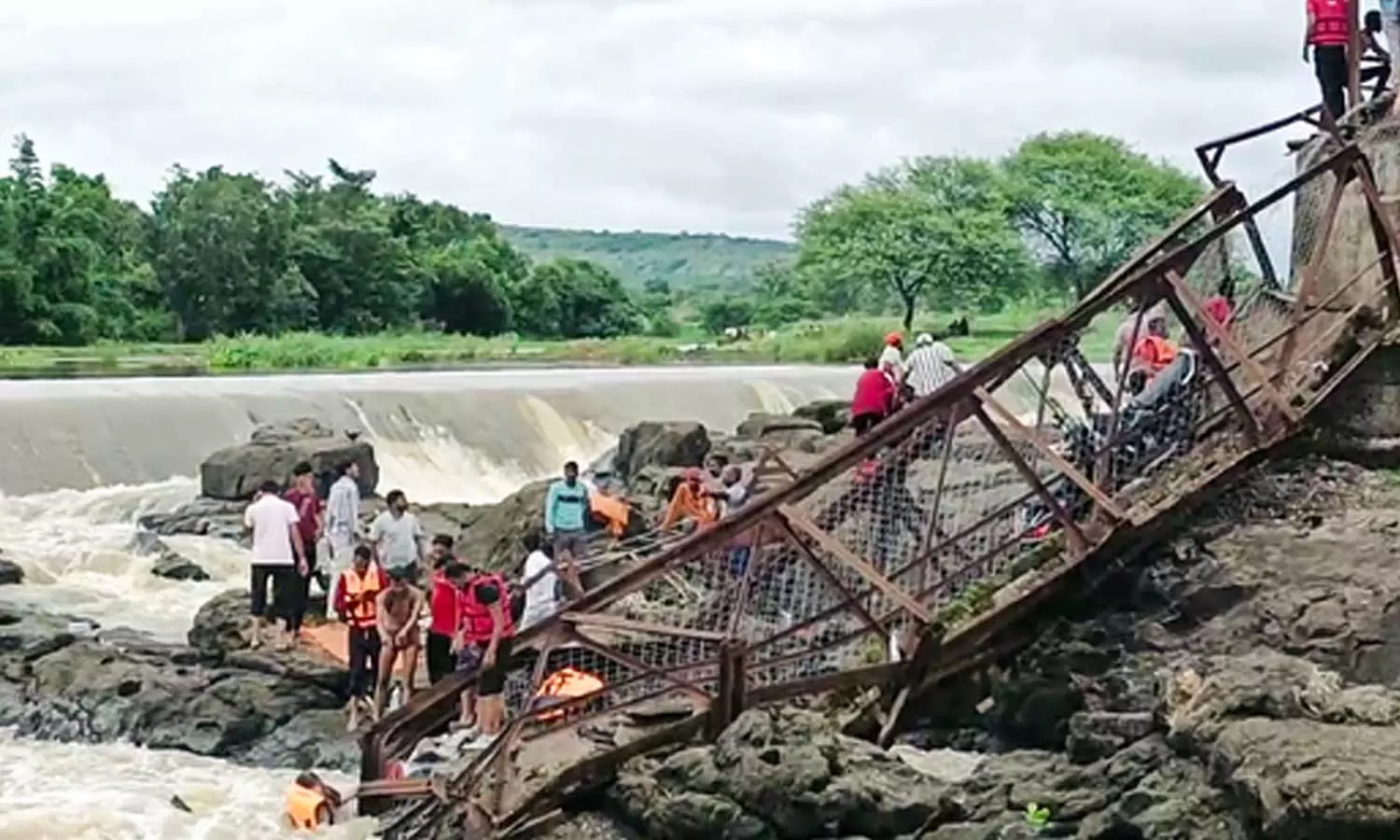 പൂനെയിൽ പാലം തകർന്ന് ആറു മരണം; നിരവധി പേരെ കാണാതായി
