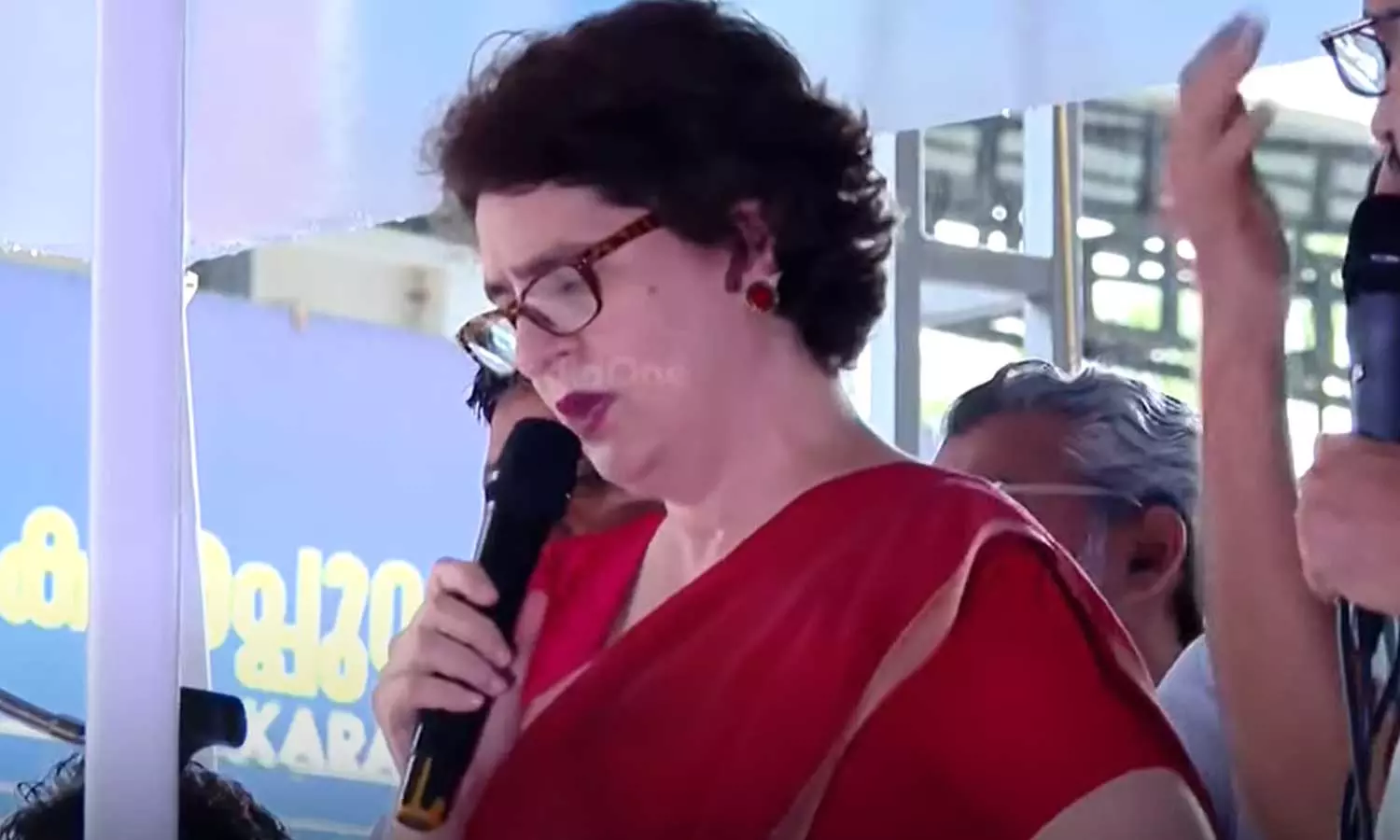 സർക്കാരിന് തോന്നുമ്പോഴോ തെരഞ്ഞെടുപ്പ് കാലത്തോ അല്ല പെൻഷൻ കൊടുക്കേണ്ടത്; പ്രിയങ്കാ ഗാന്ധി സർക്കാരിന് തോന്നുമ്പോഴോ തെരഞ്ഞെടുപ്പ് കാലത്തോ അല്ല പെൻഷൻ കൊടുക്കേണ്ടത്; പ്രിയങ്കാ ഗാന്ധി