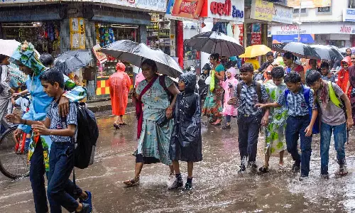കനത്ത മഴ; കാസർകോട്, കണ്ണൂർ, തൃശൂർ ജില്ലകളിലെ വിദ്യാഭ്യാസ സ്ഥാപനങ്ങൾക്ക് നാളെ അവധി