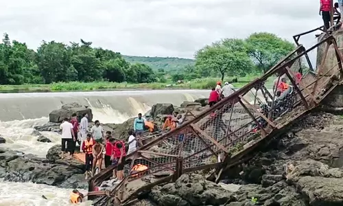 പൂനെയിൽ പാലം തകർന്ന് ആറു മരണം; നിരവധി പേരെ കാണാതായി