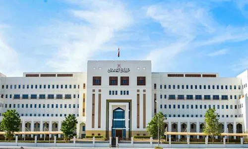 ഒമാനൈസേഷൻ;ഒരു വർഷം പൂർത്തിയാക്കിയ സ്ഥാപനങ്ങൾ‌ കുറഞ്ഞത് ഒരു ഒമാനി പൗരനെയെങ്കിലും നിയമിക്കണം