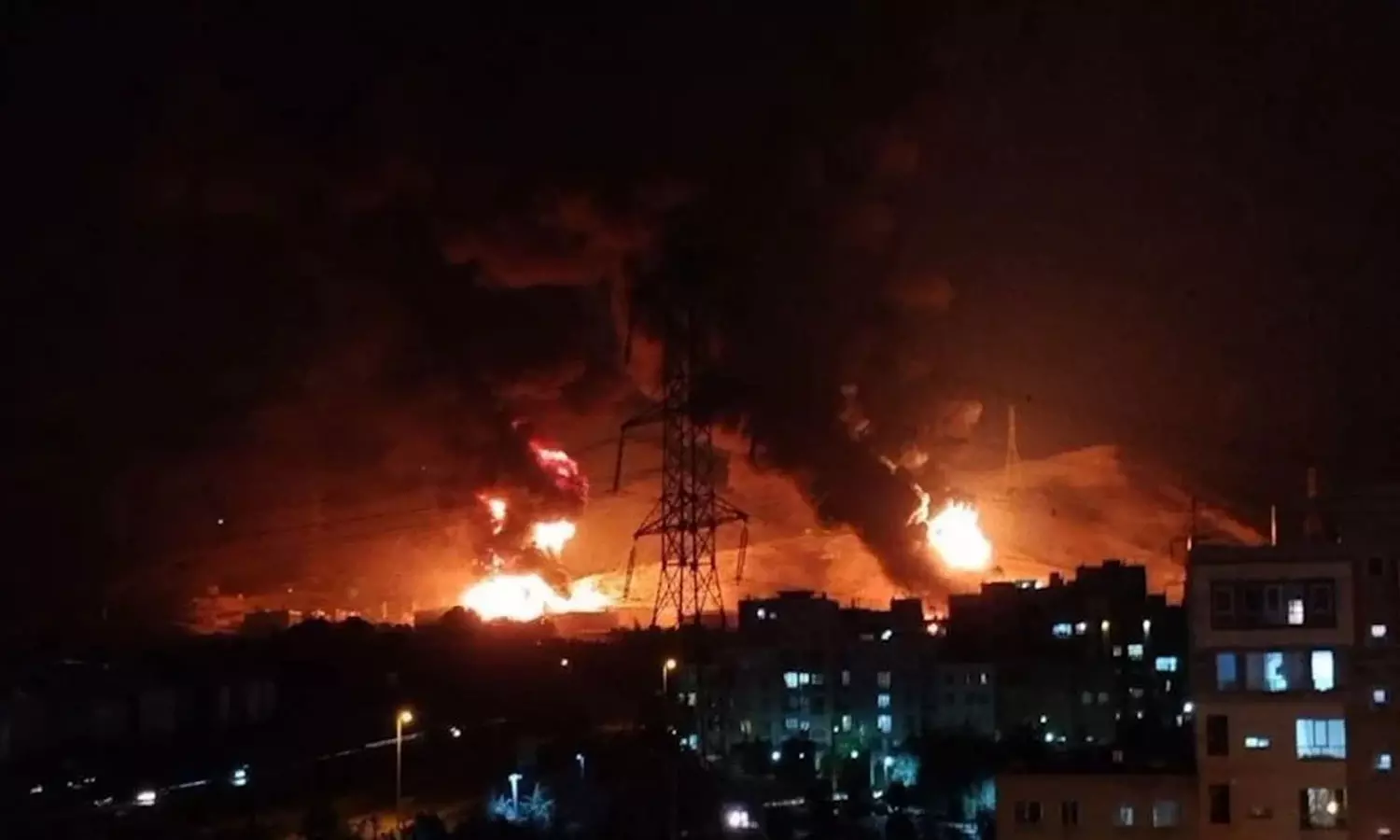 ഇറാൻ ആക്രമത്തിൽ ഇസ്രായേലിൽ കനത്ത നാശനഷ്ടം; ഹൈഫ റിഫൈനറിയിൽ തീയണക്കാൻ ശ്രമം തുടരുന്നു