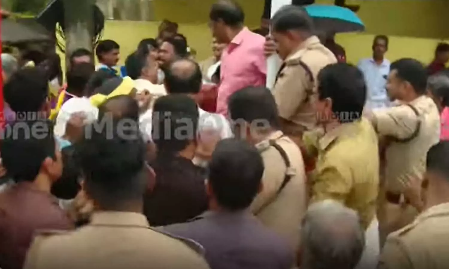 കോണ്‍ഗ്രസ് മണ്ഡലം കമ്മിറ്റി ഓഫീസിൽ ചുവന്ന പെയിന്‍റടിക്കാന്‍ ശ്രമം; പാലക്കാട് കോട്ടായില്‍ സംഘര്‍ഷം