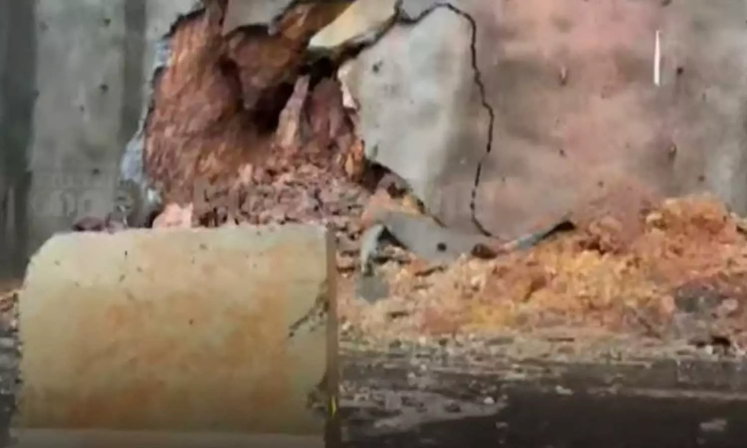 കാസർകോട് ദേശീയപാതയിൽ കുന്നിടിഞ്ഞ് വീണു കാസർകോട് ദേശീയപാതയിൽ കുന്നിടിഞ്ഞ് വീണു