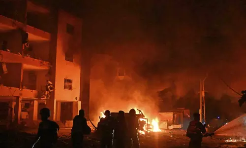 ഇസ്രായേലിനെതിരെ ആക്രമണം കടുപ്പിച്ച് ഇറാൻ; ഹൈഫ പവർ പ്ലാന്റിൽ തീപടർന്നു, തെൽ അവിവിലെ കെട്ടിടത്തിൽ മിസൈൽ പതിച്ചു