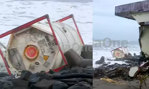 അമ്പലപ്പുഴ വളഞ്ഞവഴി കടപ്പുറത്ത് ടാങ്കർ അടിഞ്ഞു; തീപിടിച്ച വാൻ ഹായ് 503 കപ്പലിലേതെന്ന് സംശയം