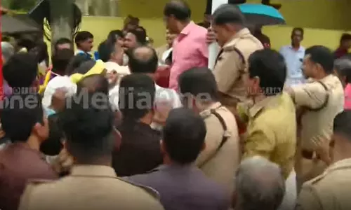 കോണ്ഗ്രസ് മണ്ഡലം കമ്മിറ്റി ഓഫീസിൽ ചുവന്ന പെയിന്റടിക്കാന് ശ്രമം; പാലക്കാട് കോട്ടായില് സംഘര്ഷം കോണ്ഗ്രസ് മണ്ഡലം കമ്മിറ്റി ഓഫീസിൽ ചുവന്ന പെയിന്റടിക്കാന് ശ്രമം; പാലക്കാട് കോട്ടായില് സംഘര്ഷം