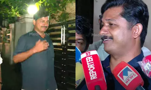 അന്തരിച്ച കോൺഗ്രസ് നേതാവ് വി.വി പ്രകാശിന്റെ വീട് സന്ദർശിച്ച് എം.സ്വരാജ്