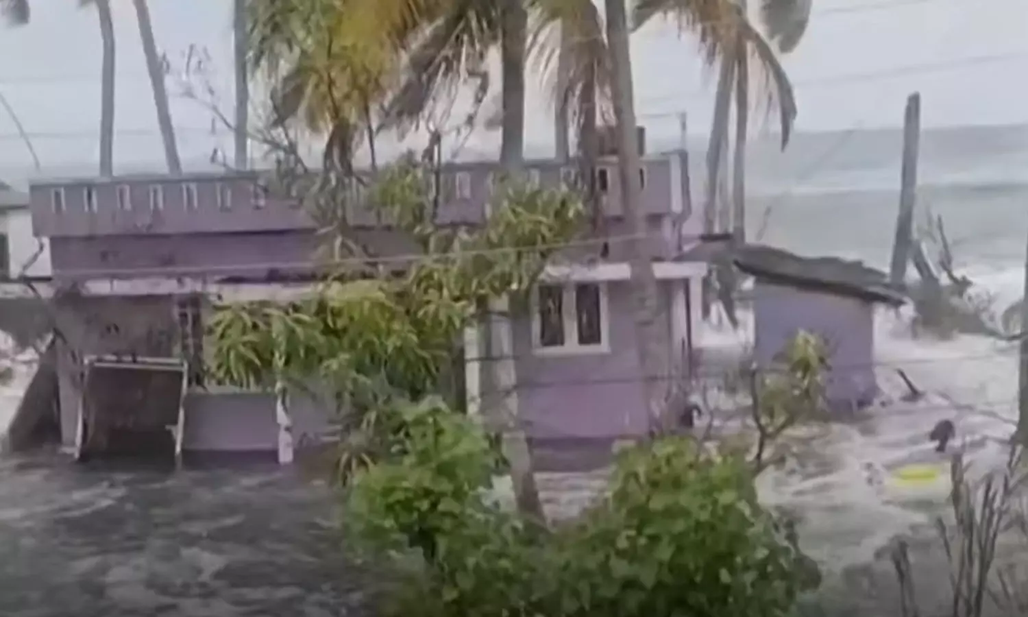 കടലാക്രമണം രൂക്ഷം; കൊച്ചി കണ്ണമാലിയിൽ നാട്ടുകാരുടെ വൻ പ്രതിഷേധം