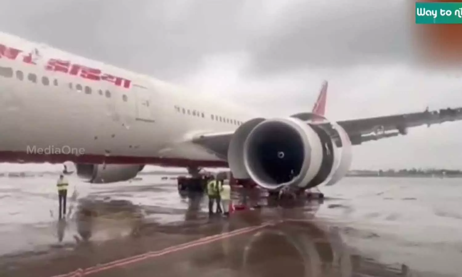 എയർ ഇന്ത്യ വിമാനത്തിന് സാങ്കേതിക തകരാർ, യാത്രക്കാരെ കൊൽക്കത്തയിൽ ഇറക്കി; ഡൽഹി വിമാനത്താവളത്തിൽ യാത്രക്കാരുടെ പ്രതിഷേധം