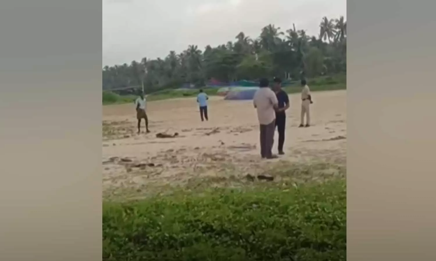 ആലപ്പുഴ അർത്തുങ്കൽ തീരത്ത് അജ്ഞാത മൃതദേഹം; തീപിടിച്ച കപ്പലിലെ ജീവനക്കാരന്റേതെന്ന് സംശയം ആലപ്പുഴ അർത്തുങ്കൽ തീരത്ത് അജ്ഞാത മൃതദേഹം; തീപിടിച്ച കപ്പലിലെ ജീവനക്കാരന്റേതെന്ന് സംശയം