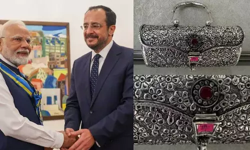 സൈപ്രസ് പ്രസിഡന്‍റിന്‍റെ ഭാര്യക്ക്  മോദി സമ്മാനമായി നൽകിയത് വെള്ളി ക്ലാച്ച് പഴ്‌സ്; പ്രത്യേകതകളറിയാം....