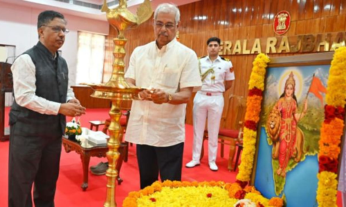 വിവാദങ്ങൾക്കിടയിൽ രാജ്ഭവനിൽ വീണ്ടും കാവിക്കൊടിയേന്തിയ ഭാരതാംബയുടെ ചിത്രം