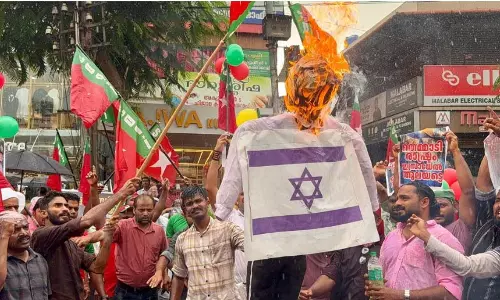 നിലമ്പൂര് കൊട്ടിക്കലാശത്തിൽ ഇസ്രായേലിനെതിരായ പ്രതിഷേധവും; നെതന്യാഹുവിന്റെ കോലം കത്തിച്ചു നിലമ്പൂര് കൊട്ടിക്കലാശത്തിൽ ഇസ്രായേലിനെതിരായ പ്രതിഷേധവും; നെതന്യാഹുവിന്റെ കോലം കത്തിച്ചു