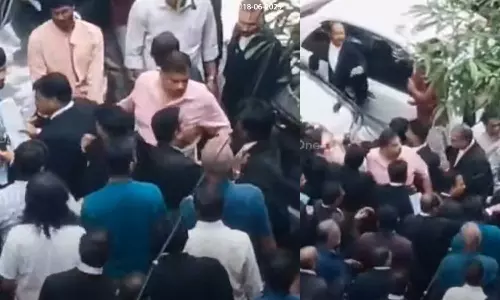 പാര്‍ക്കിങ്ങിനെച്ചൊല്ലി തര്‍ക്കം; വക്കീലും യുവതിയും തമ്മില്‍ കയ്യാങ്കളി