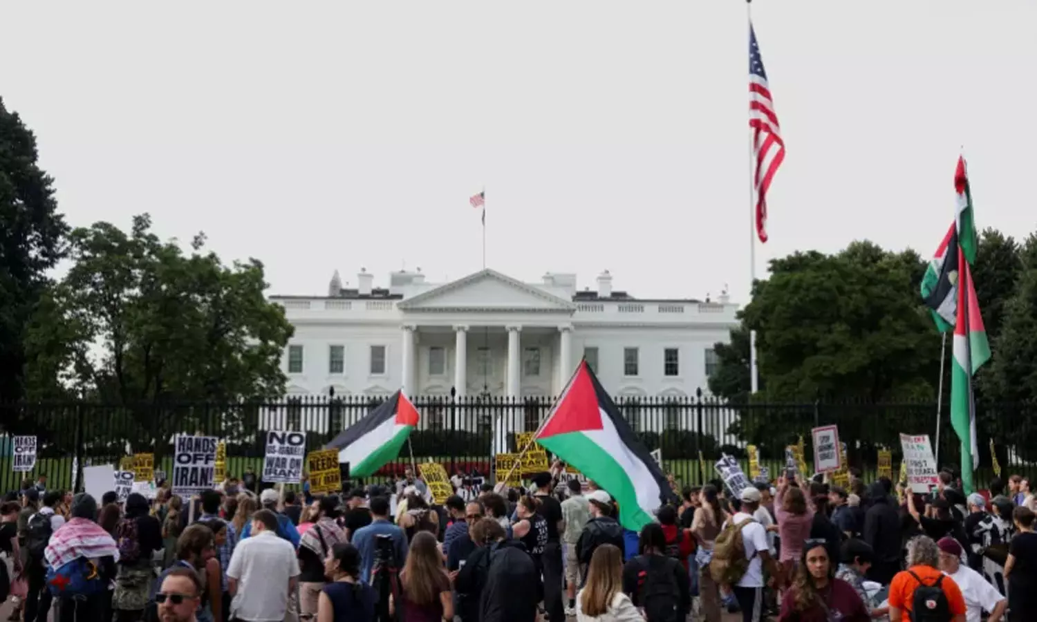 ഇസ്രായേൽ-ഇറാൻ സംഘർഷം; അമേരിക്കൻ പങ്കാളിത്തത്തിൽ വൈറ്റ് ഹൗസിന് മുന്നിൽ പ്രതിഷേധം ഇസ്രായേൽ-ഇറാൻ സംഘർഷം; അമേരിക്കൻ പങ്കാളിത്തത്തിൽ വൈറ്റ് ഹൗസിന് മുന്നിൽ പ്രതിഷേധം
