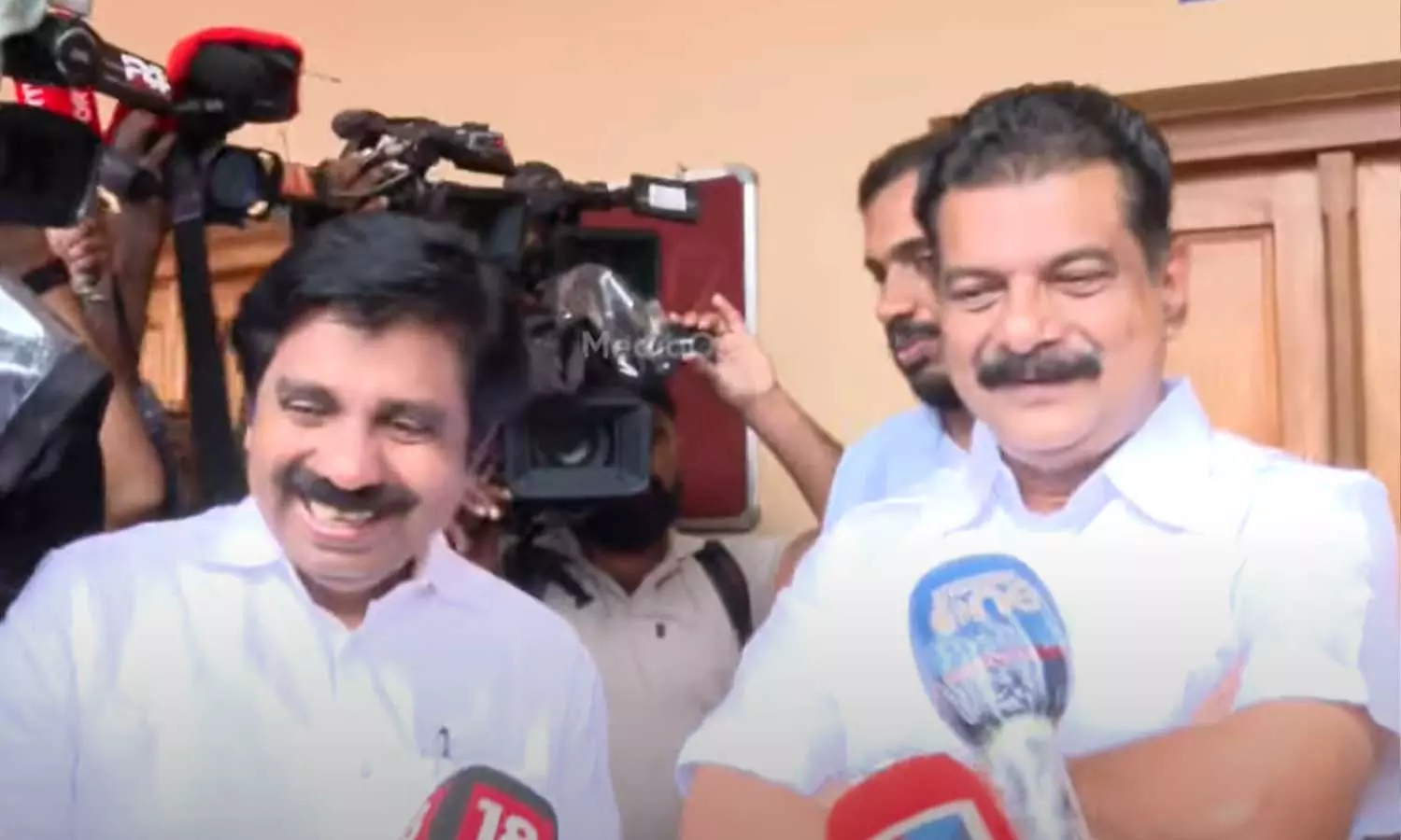 കൈ കൊടുത്ത് ഷൗക്കത്ത്,കെട്ടിപ്പിടിക്കരുതെന്ന് അൻവർ; കാരണം ചോദിച്ചപ്പോൾ മറുപടിയിങ്ങനെ.. കൈ കൊടുത്ത് ഷൗക്കത്ത്,കെട്ടിപ്പിടിക്കരുതെന്ന് അൻവർ; കാരണം ചോദിച്ചപ്പോൾ മറുപടിയിങ്ങനെ..