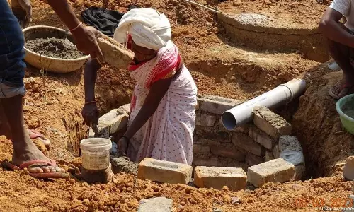 ശുചിമുറി ഉപയോഗിച്ചാല്‍ ജോലി പോകും? ആര്‍ത്തവദിനങ്ങളിലും ദുരിതത്തില്‍ നിര്‍മാണ തൊഴിലാളികള്‍