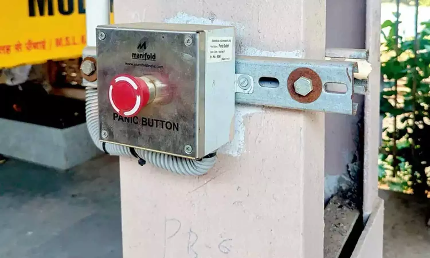 ഇനി പാനിക് ആവേണ്ട; 117 സ്റ്റേഷനുകളിൽ പാനിക് ബട്ടണുകൾ സ്ഥാപിക്കാനൊരുങ്ങി റെയിൽവെ ഇനി പാനിക് ആവേണ്ട; 117 സ്റ്റേഷനുകളിൽ പാനിക് ബട്ടണുകൾ സ്ഥാപിക്കാനൊരുങ്ങി റെയിൽവെ