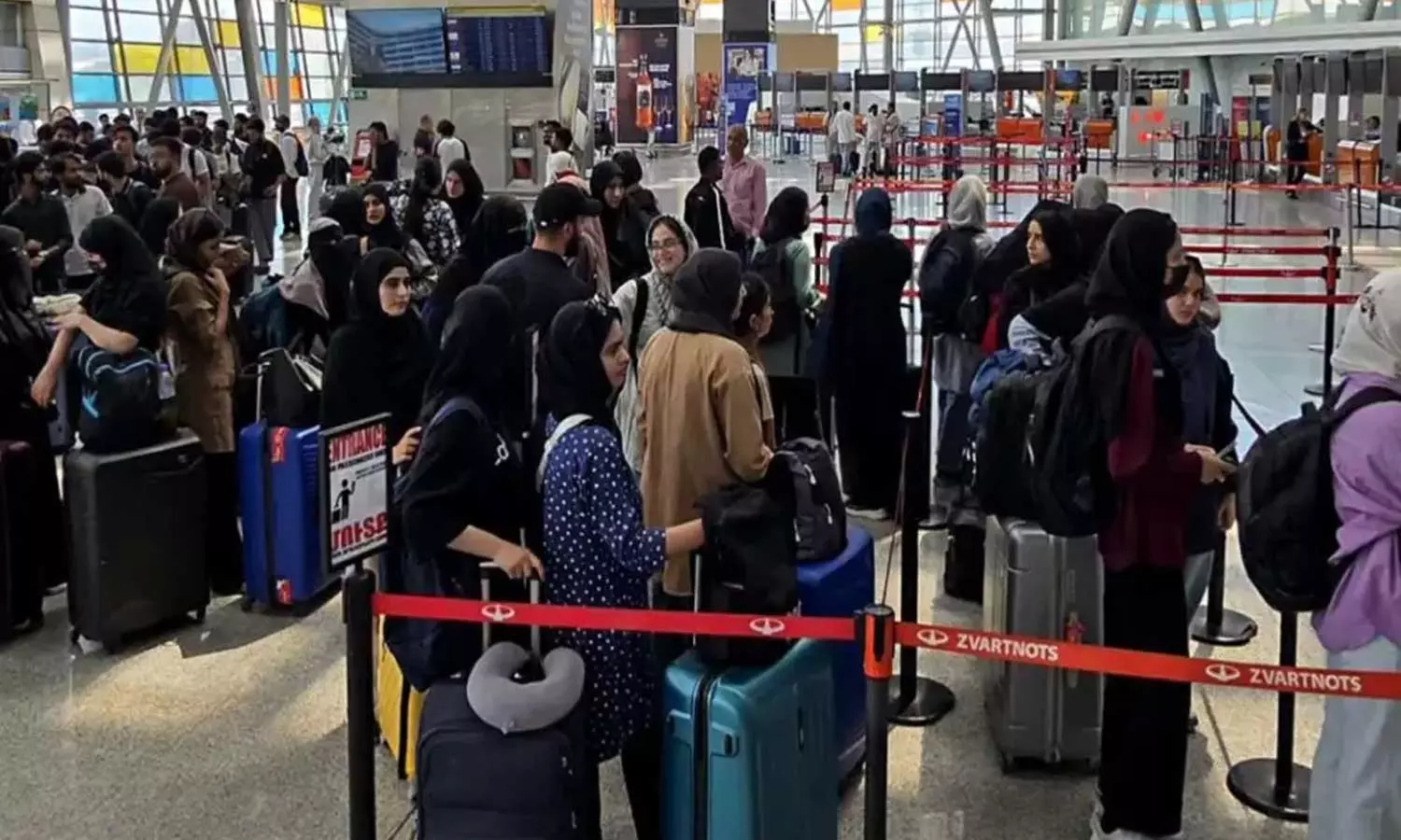 ഇന്ത്യക്കായി വ്യോമപാത തുറന്ന് ഇറാന്; ആയിരം വിദ്യാര്ത്ഥികളെ ഇന്ത്യയില് എത്തിക്കും ഇന്ത്യക്കായി വ്യോമപാത തുറന്ന് ഇറാന്; ആയിരം വിദ്യാര്ത്ഥികളെ ഇന്ത്യയില് എത്തിക്കും