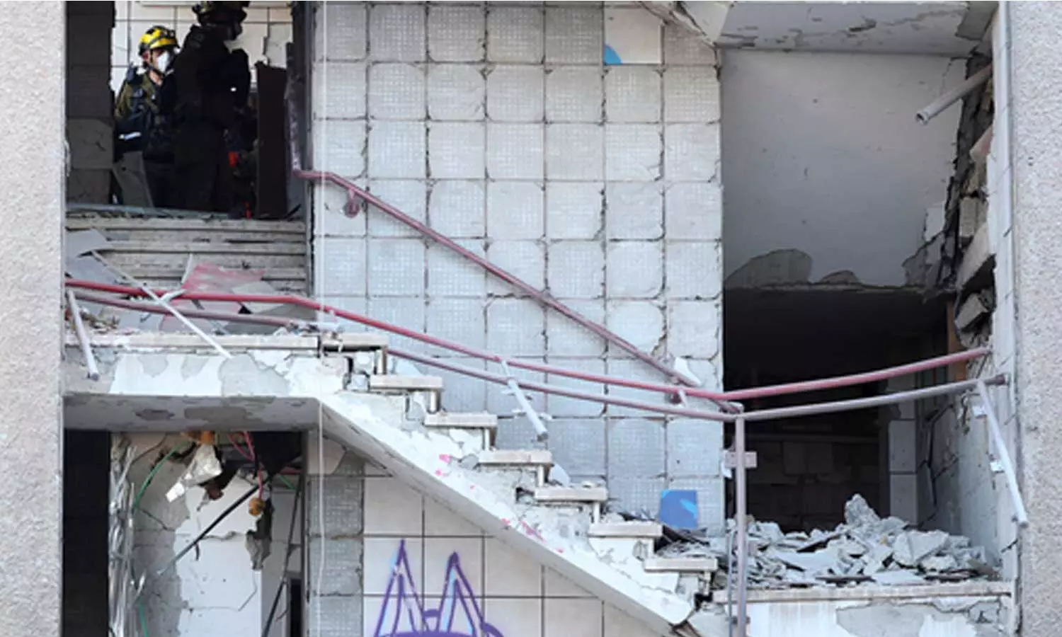 തിരിച്ചടി നല്കി ഇറാന്; ഇസ്രായേലില് കനത്തനാശം വിതച്ച് വീണ്ടും ആക്രമണം തിരിച്ചടി നല്കി ഇറാന്; ഇസ്രായേലില് കനത്തനാശം വിതച്ച് വീണ്ടും ആക്രമണം