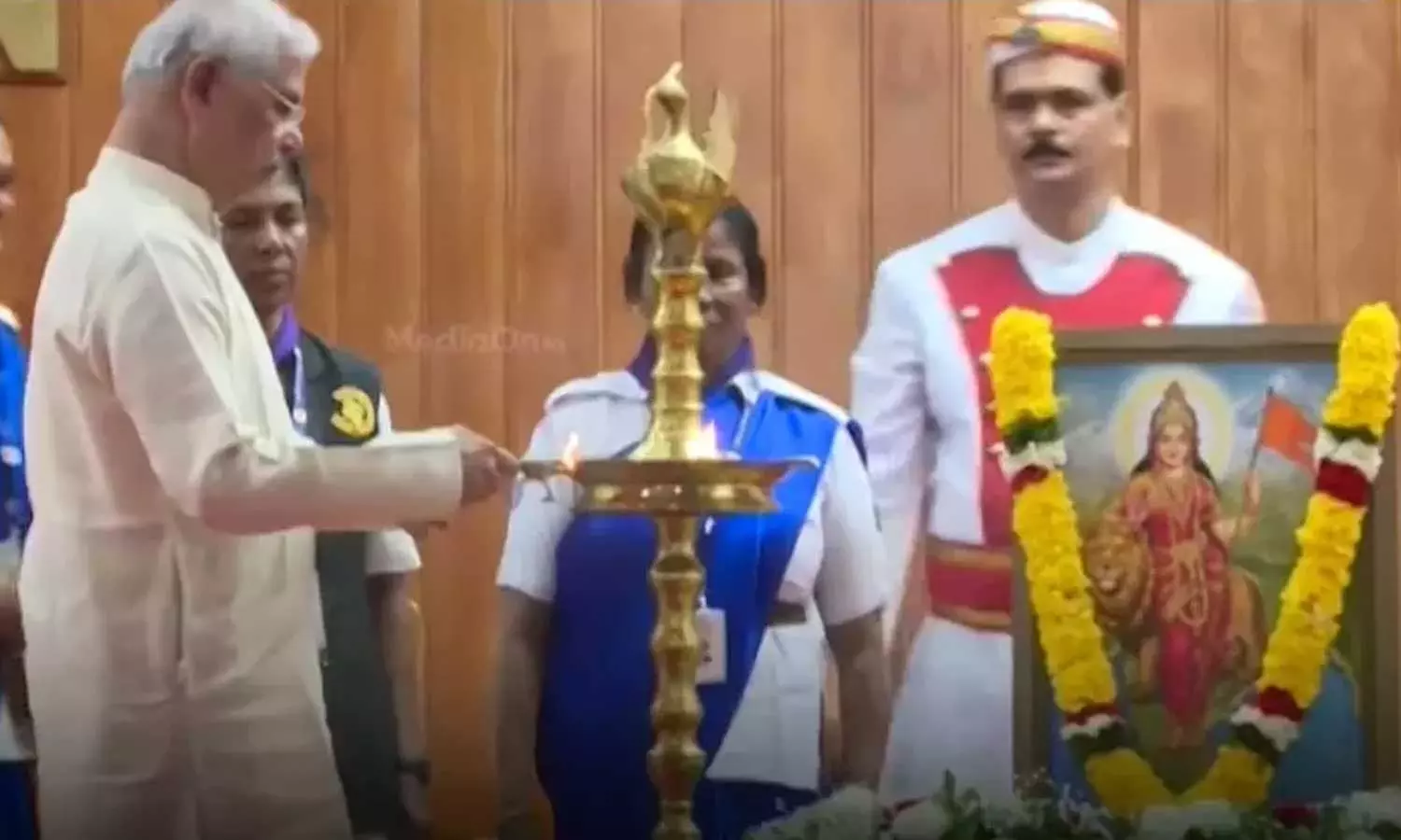 ഭാരതാംബ വിവാദം: ഗവര്‍ണറുടെ നീക്കങ്ങള്‍ നിരീക്ഷിച്ച് സര്‍ക്കാര്‍