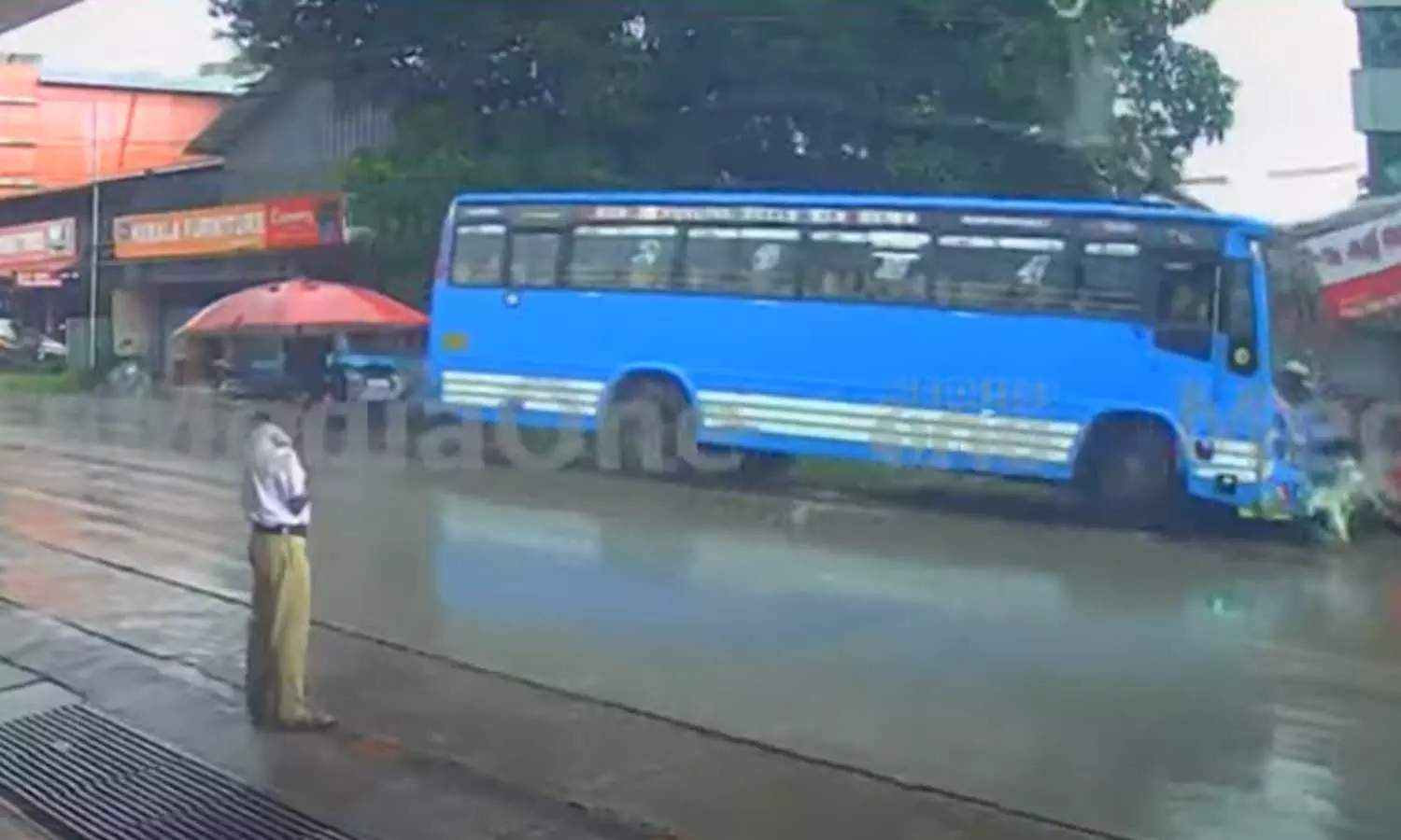 തൃശൂർ ചൊവ്വൂരിൽ ബസ് സ്റ്റോപ്പിലേക്ക് ബസ് പാഞ്ഞു കയറി; നാലു സ്ത്രീകൾക്ക് ഗുരുതര പരിക്ക്