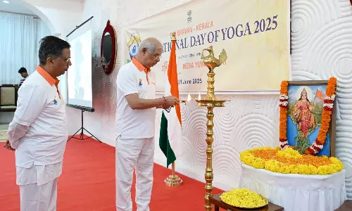 യോഗാ ദിനത്തിലും ആർഎസ്എസ് ഭാരതാംബ; നിലപാട് മാറ്റാതെ ഗവർണർ