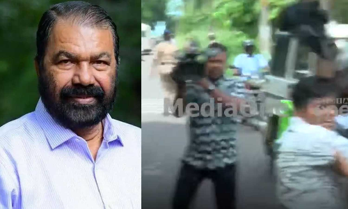 പ്ലസ് വണ് സീറ്റ് പ്രതിസന്ധി: വിദ്യാഭ്യാസ മന്ത്രിക്കെതിരെ പ്രതിഷേധവുമായി വിദ്യാര്ഥി സംഘടനകള് പ്ലസ് വണ് സീറ്റ് പ്രതിസന്ധി: വിദ്യാഭ്യാസ മന്ത്രിക്കെതിരെ പ്രതിഷേധവുമായി വിദ്യാര്ഥി സംഘടനകള്