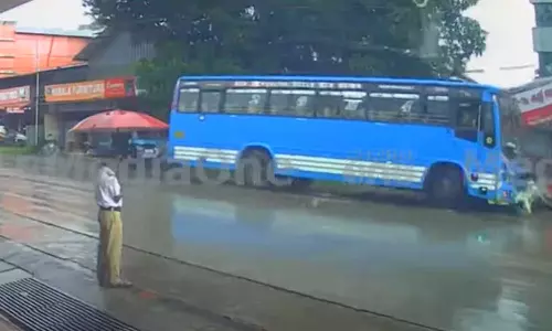 തൃശൂർ ചൊവ്വൂരിൽ ബസ് സ്റ്റോപ്പിലേക്ക് ബസ് പാഞ്ഞു കയറി; നാലു സ്ത്രീകൾക്ക് ഗുരുതര പരിക്ക്