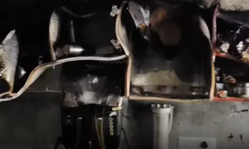 തിരുവനന്തപുരം കാര്യവട്ടത്ത് റഫ്രിജറേറ്റർ പൊട്ടിത്തെറിച്ച് അടുക്കളയ്ക്ക് തീപിടിച്ചു