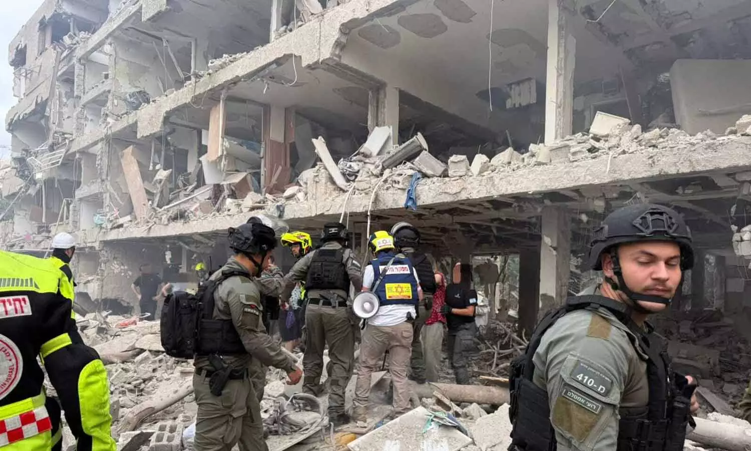 ഇസ്രായേലിൽ മിസൈൽ പതിച്ചിടങ്ങളിൽ രക്ഷാപ്രവർത്തനം നടത്തുന്നു - (Magen David Adom) ഇസ്രായേലിൽ മിസൈൽ പതിച്ചിടങ്ങളിൽ രക്ഷാപ്രവർത്തനം നടത്തുന്നു - (Magen David Adom)