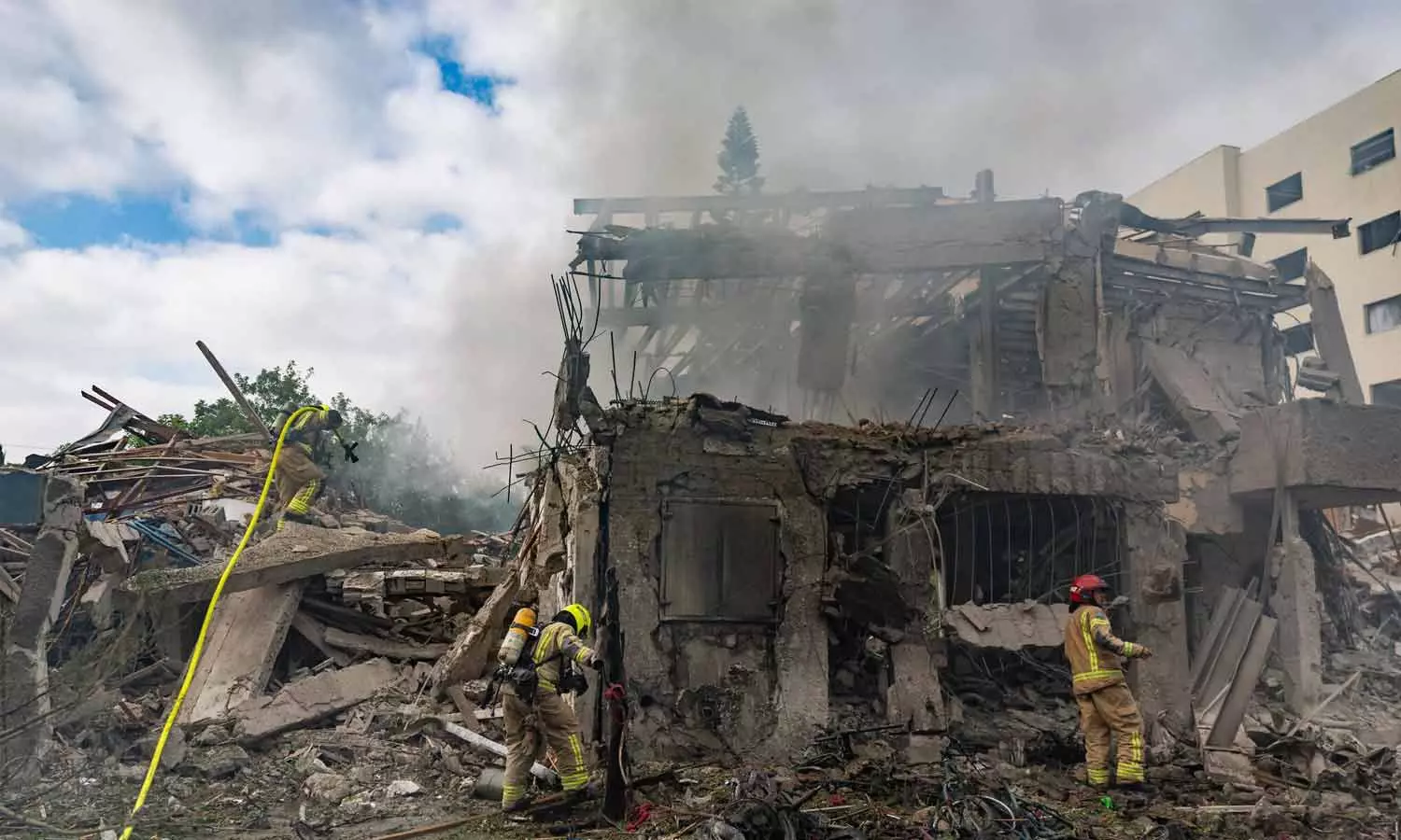 ഇറാൻ ബാലിസ്റ്റിക് മിസൈൽ ഉപയോഗിച്ച് തെൽ അവിവിൽ നടത്തിയ ആക്രമണത്തിൽ നിന്ന് - (Chaim Goldberg/Flash90) ഇറാൻ ബാലിസ്റ്റിക് മിസൈൽ ഉപയോഗിച്ച് തെൽ അവിവിൽ നടത്തിയ ആക്രമണത്തിൽ നിന്ന് - (Chaim Goldberg/Flash90)