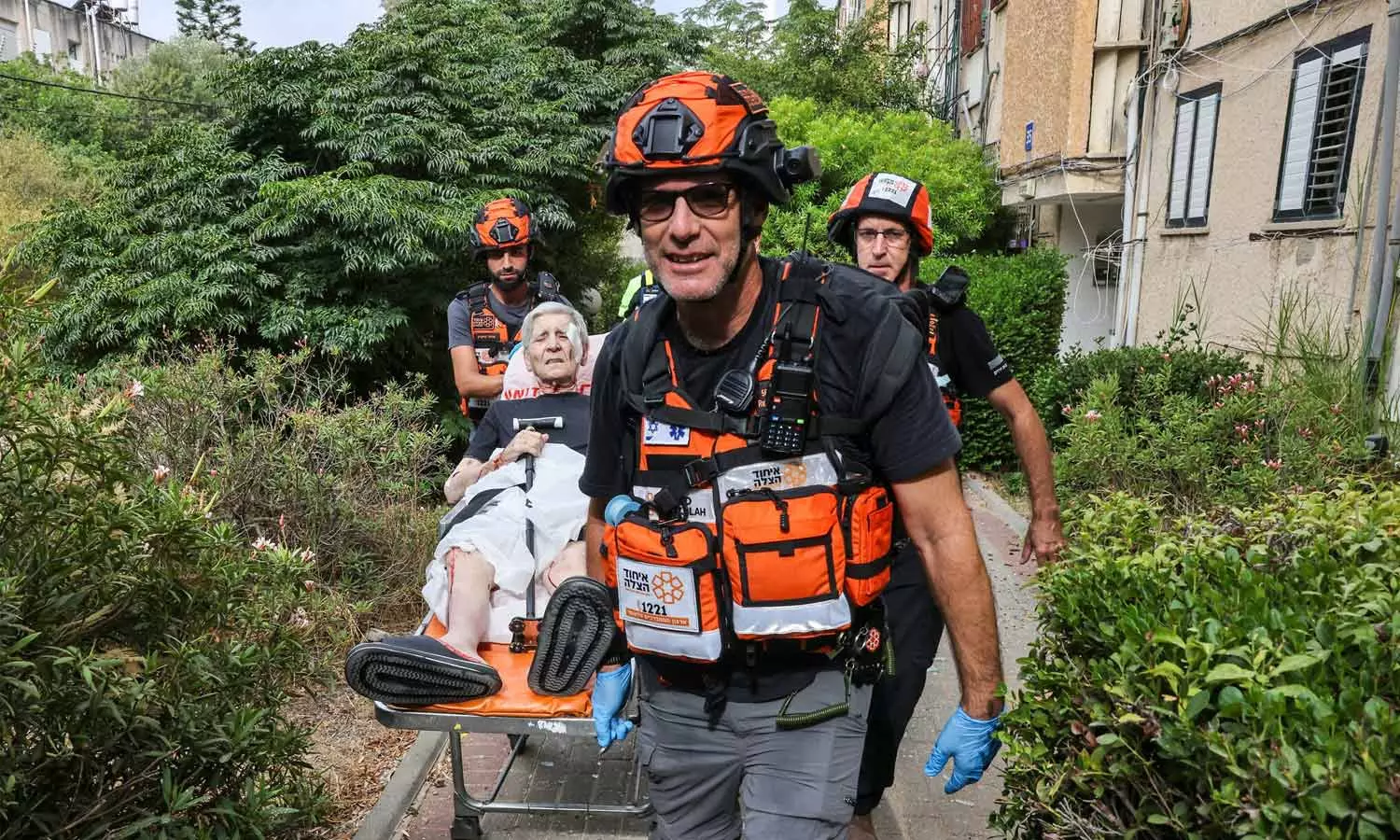 തെൽ അവിവിലെ റെസിഡൻഷ്യൽ കെട്ടിടത്തിന് നേരെ ഇറാൻ നടത്തിയ ആക്രമണത്തെത്തുടർന്ന് പരിക്കേറ്റ സ്ത്രീയെ രക്ഷാ പ്രവർത്തകർ ആശുപത്രിയിലേക്ക് മാറ്റുന്നു (Photo by AHMAD GHARABLI / AFP) തെൽ അവിവിലെ റെസിഡൻഷ്യൽ കെട്ടിടത്തിന് നേരെ ഇറാൻ നടത്തിയ ആക്രമണത്തെത്തുടർന്ന് പരിക്കേറ്റ സ്ത്രീയെ രക്ഷാ പ്രവർത്തകർ ആശുപത്രിയിലേക്ക് മാറ്റുന്നു (Photo by AHMAD GHARABLI / AFP)