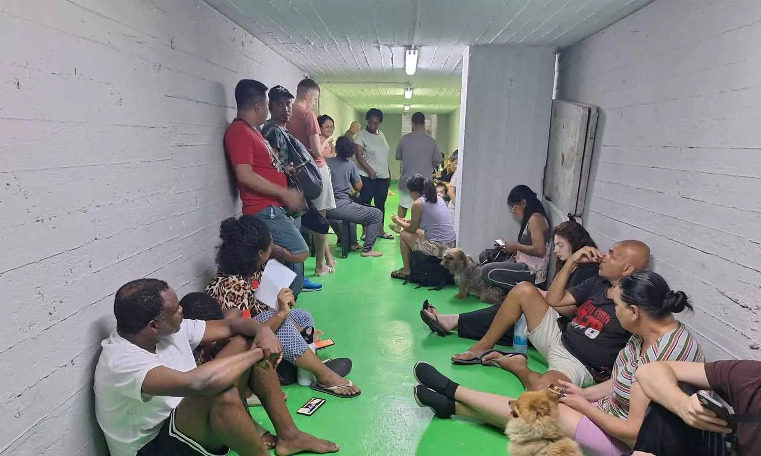 ഇറാൻ റോക്കറ്റ് ആക്രമണം ആരംഭിച്ചതിന് പിന്നാലെ ഇസ്രായേലികൾ വീടുകളൊഴിഞ്ഞ് തെൽ അവീവിലെ ബങ്കറുകളിൽ കഴിയുന്നു (Times of Israel)) ഇറാൻ റോക്കറ്റ് ആക്രമണം ആരംഭിച്ചതിന് പിന്നാലെ ഇസ്രായേലികൾ വീടുകളൊഴിഞ്ഞ് തെൽ അവീവിലെ ബങ്കറുകളിൽ കഴിയുന്നു (Times of Israel))