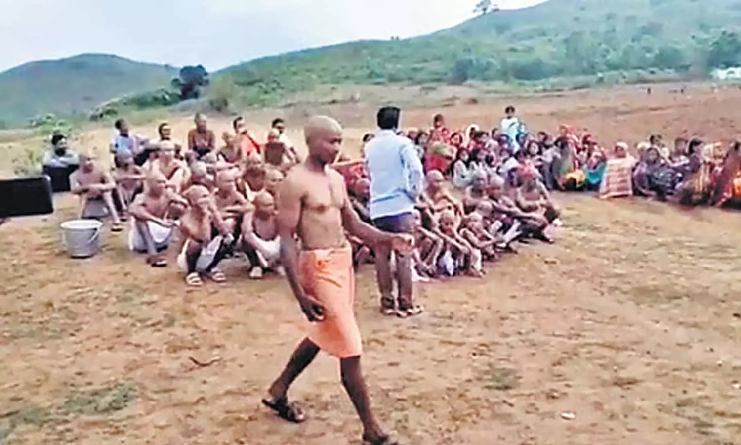 പെണ്‍കുട്ടി ജാതി മാറി വിവാഹം കഴിച്ചു; ആദിവാസി കുടുംബത്തിലെ 40 പുരുഷന്‍മാരുടെ തല മൊട്ടയടിപ്പിച്ചു