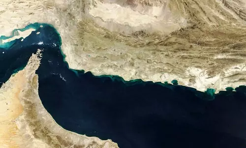 സംഘർഷങ്ങൾക്കിടയിൽ ഹോർമുസ് കടലിടുക്കിൽ മൂന്ന് ടാങ്കറുകൾ വഴിതിരിച്ചുവിട്ടു സംഘർഷങ്ങൾക്കിടയിൽ ഹോർമുസ് കടലിടുക്കിൽ മൂന്ന് ടാങ്കറുകൾ വഴിതിരിച്ചുവിട്ടു