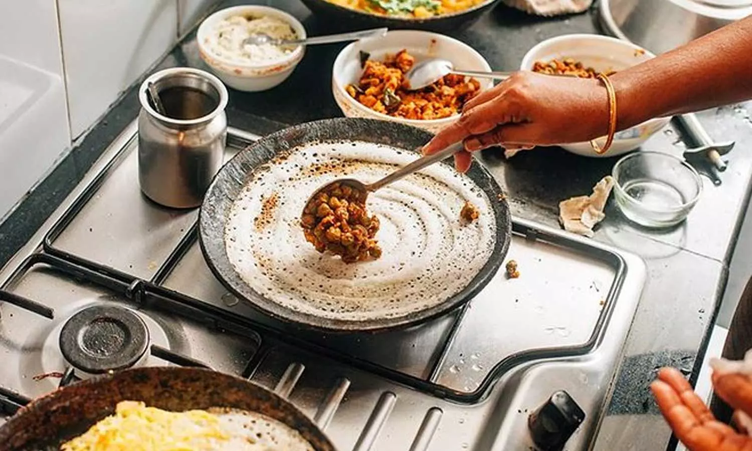 എന്ത് കഴിക്കുന്നു എന്നതല്ല, എങ്ങനെ കഴിക്കുന്നു എന്നതാണ് പ്രധാനം;  ഇന്ത്യൻ അടുക്കളകൾ കൊളസ്‌ട്രോൾ വർധിപ്പിക്കുന്ന ഇടമായി മാറുന്നതെന്തുകൊണ്ട്?