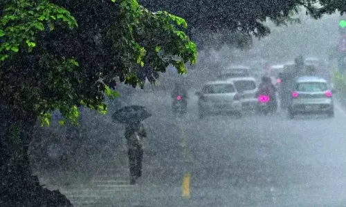 കേരളത്തിൽ വരും ദിവസങ്ങളിൽ ഒറ്റപ്പെട്ട ഇടങ്ങളിൽ ശക്തമായ മഴക്ക് സാധ്യത