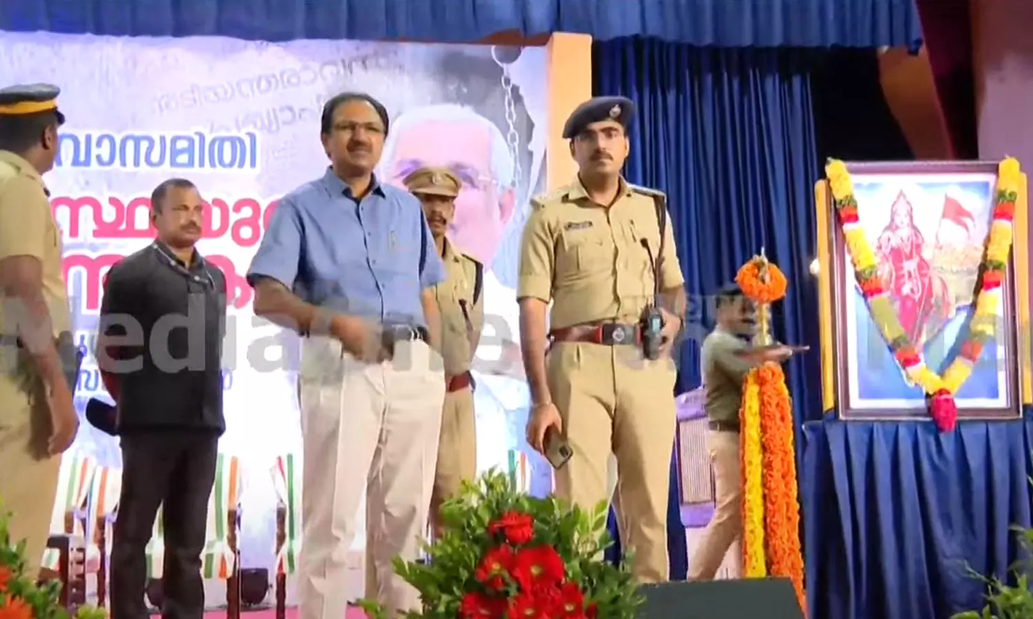 ഗവർണർ പങ്കെടുക്കുന്ന കേരള സർവകലാശാലയുടെ സെനറ്റ് ഹാളിൽ ഭാരതാംബ ചിത്രം