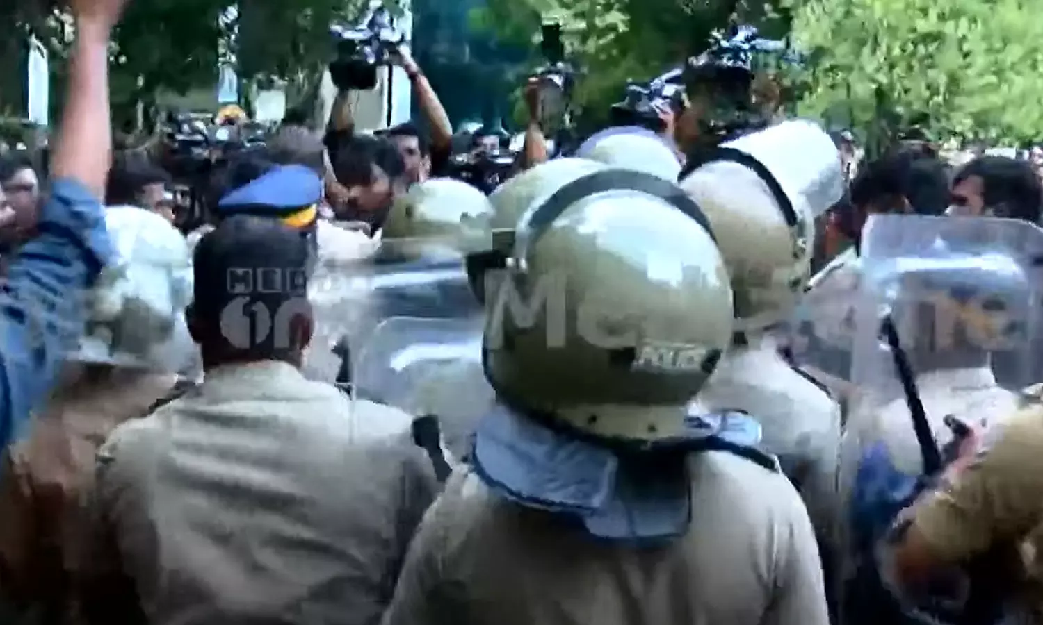 കേരള സർവകലാശാല സെനറ്റ് ഹാളിൽ കാവിക്കൊടിയേന്തിയ ഭാരതാംബ: എസ്എഫ്ഐ പ്രതിഷേധനത്തിനിടയിൽ സംഘർഷം