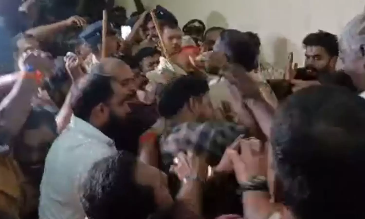 മീഡിയവൺ ജീവനക്കാരന് യുവമോർച്ച പ്രവർത്തകരുടെ മർദനം മീഡിയവൺ ജീവനക്കാരന് യുവമോർച്ച പ്രവർത്തകരുടെ മർദനം