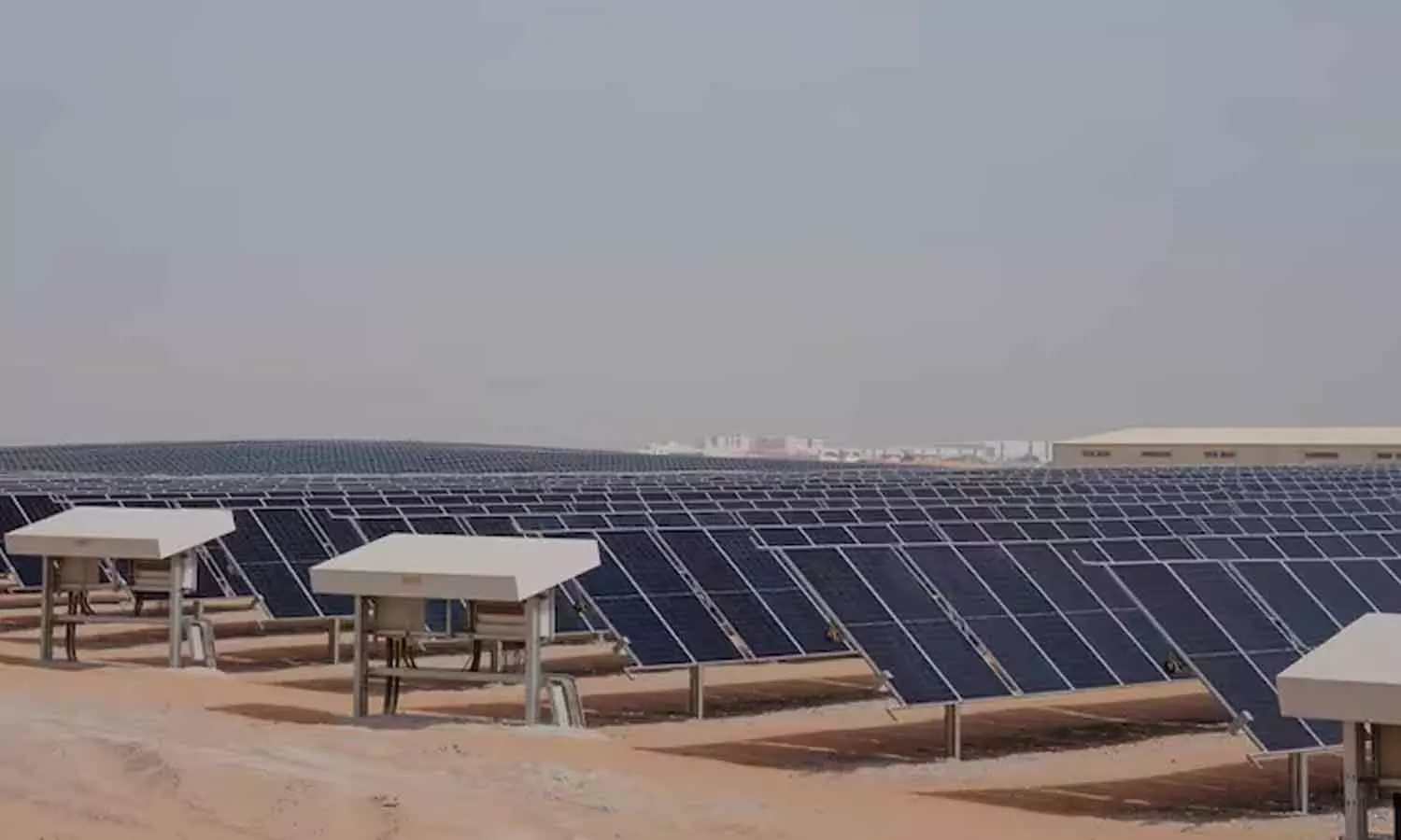 ഷാർജയിലെ ആദ്യ സൗരോർജപ്ലാന്റ് തുറന്നു; 13,780 വീടുകളിലേക്ക് സോളാർ വൈദ്യുതി ഷാർജയിലെ ആദ്യ സൗരോർജപ്ലാന്റ് തുറന്നു; 13,780 വീടുകളിലേക്ക് സോളാർ വൈദ്യുതി