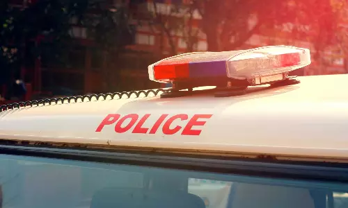 സ്ത്രീധനം നൽകിയില്ല; എട്ടുമാസം പ്രായമായ കുഞ്ഞിനെ തലകീഴായി തൂക്കി നടന്ന് പിതാവ്