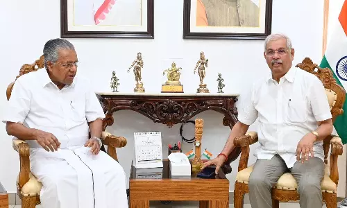 കാവിക്കൊടി ഏന്തിയ ഭാരതാംബ ചിത്രം: ഗവർണറെ രേഖാമൂലം എതിർപ്പ് അറിയിക്കാൻ മുഖ്യമന്ത്രി